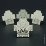 foto de pines plateados recuerdo familiar