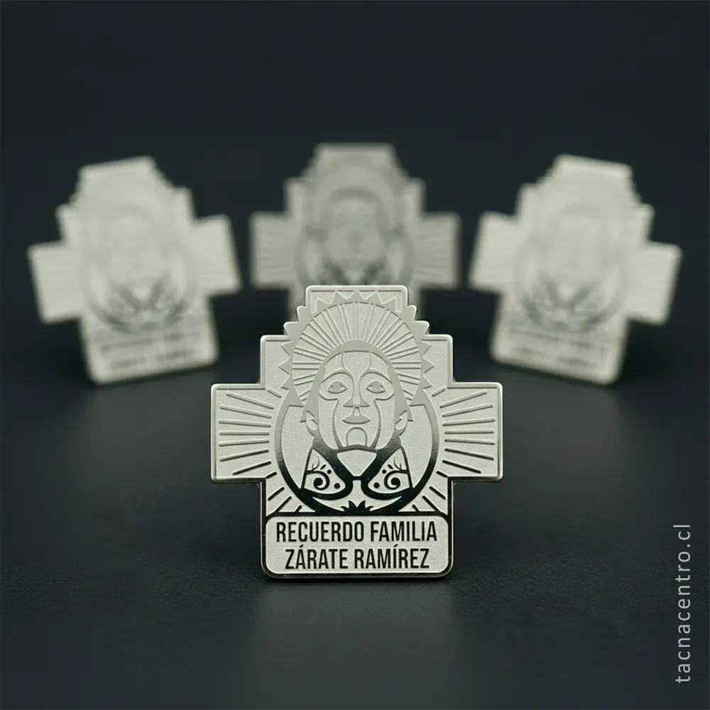 foto de pines plateados recuerdo familiar