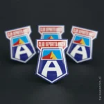 foto de pines sublimados para club de deportes arica