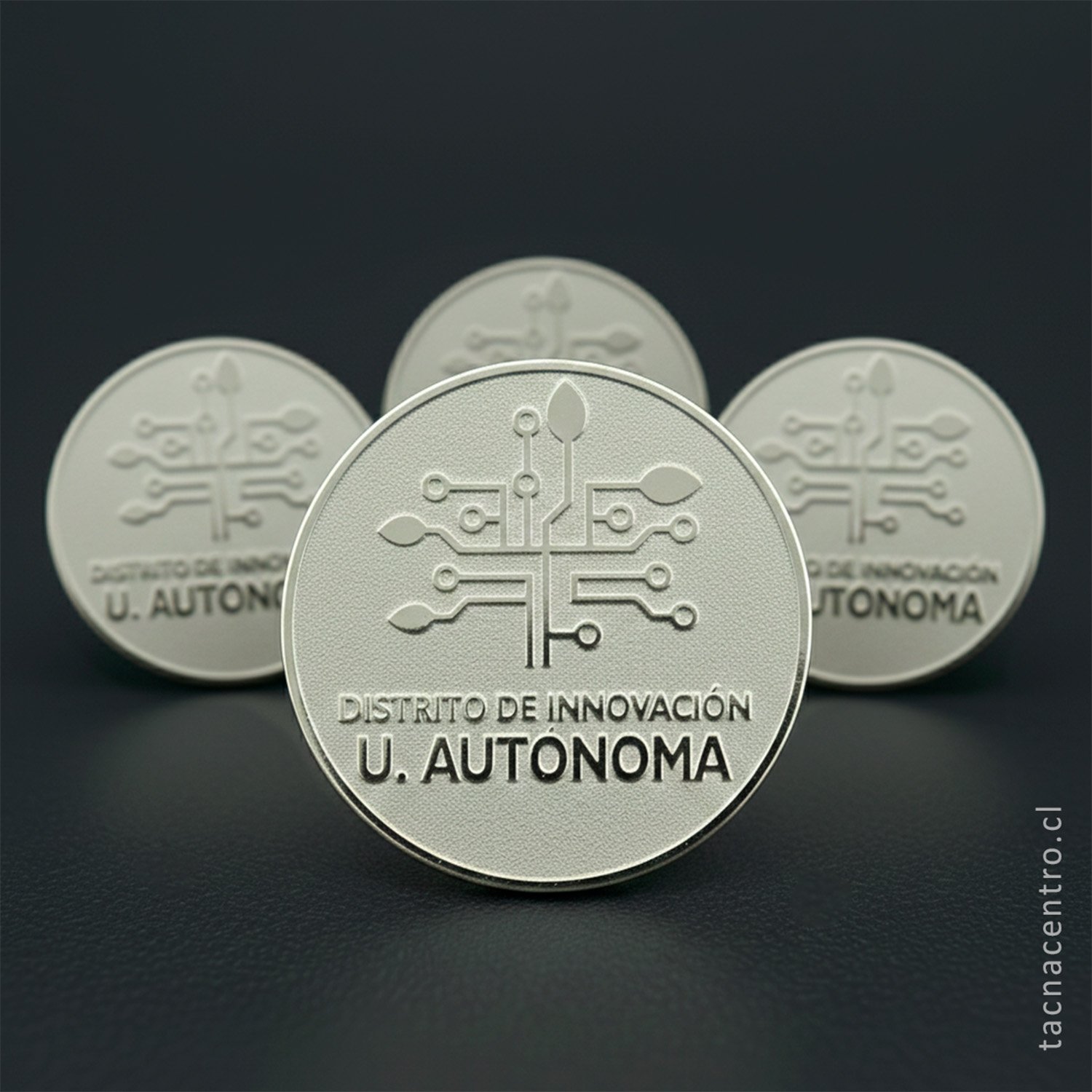 foto de pines plateados personalizados distrito de innovacion autonoma