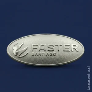 pines plateados con forma bombeada y fondo arenado forma ovalada y logo faster