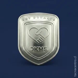 pines plateados con forma bombeada y fondo pulido forma de escudo para donantes