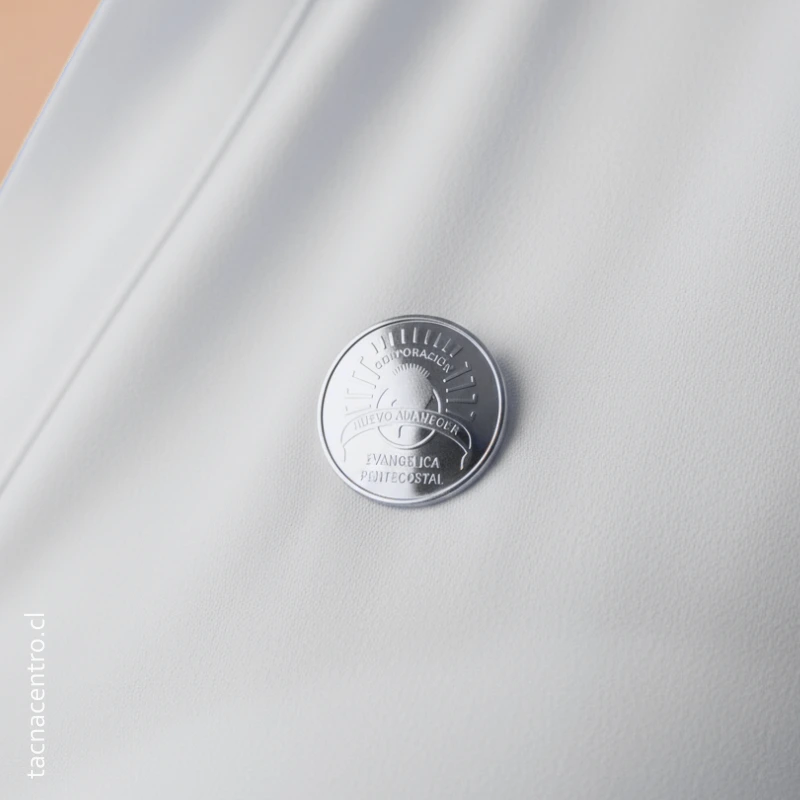 usos de los pines plateados para eventos