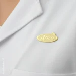 uso de pines dorados en uniformes de trabajadores de empresas