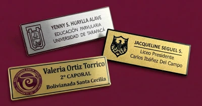 pines de identificación con nombre