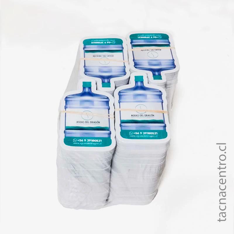 foto de tarjeta troqueladas para venta de agua embotellada