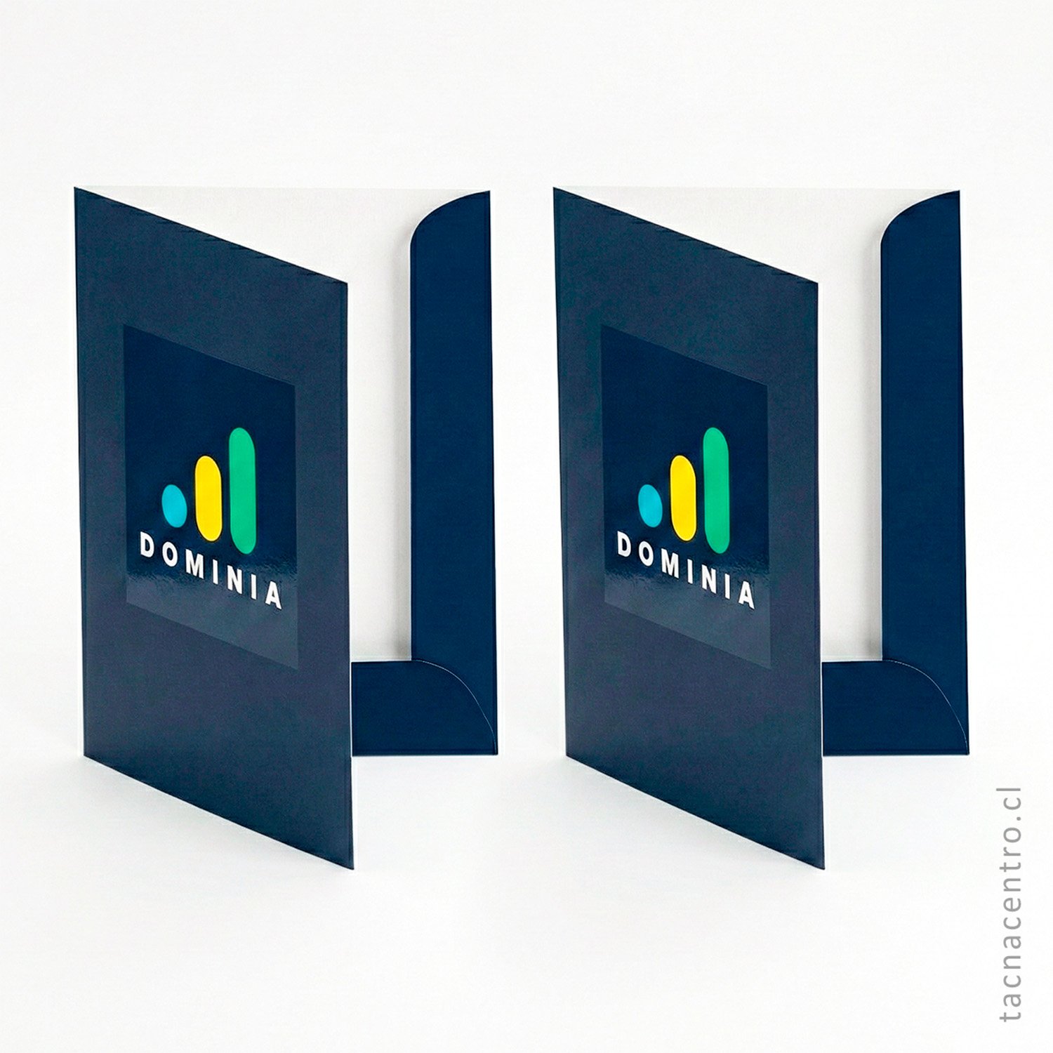 fotos de carpetas troqueladas para empresa tecnologica en chile