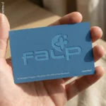 Empresas corporativas que buscan transmitir confianza y solidez. tarjetas de presentación con repujado