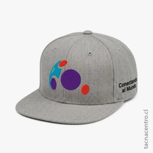 Gorra snapback gris para uniformes y staff empresarial 2026.