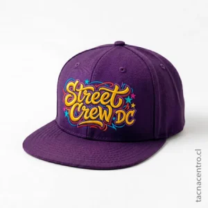 Gorra urbana morada con diseño de logo personalizado 2026.