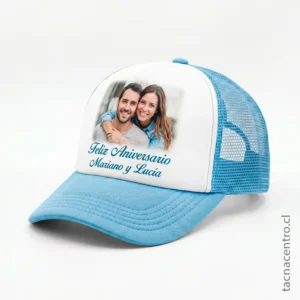 Gorra de malla celeste con frente sublimado a todo color para publicidad 2026.