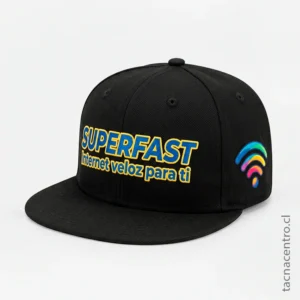 Gorra plana negra publicitaria con logo personalizado 2026.