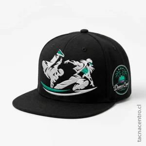 Gorra plana negra urbana tipo hip hop para marcas 2026.