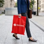 Uso de bolsas tnt para regalo personalizado