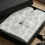 Papel mantequilla premium para protección de prendas en tiendas de moda y retail.